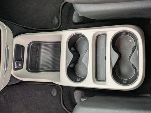 Used 2023 Chrysler Voyager LX image 14