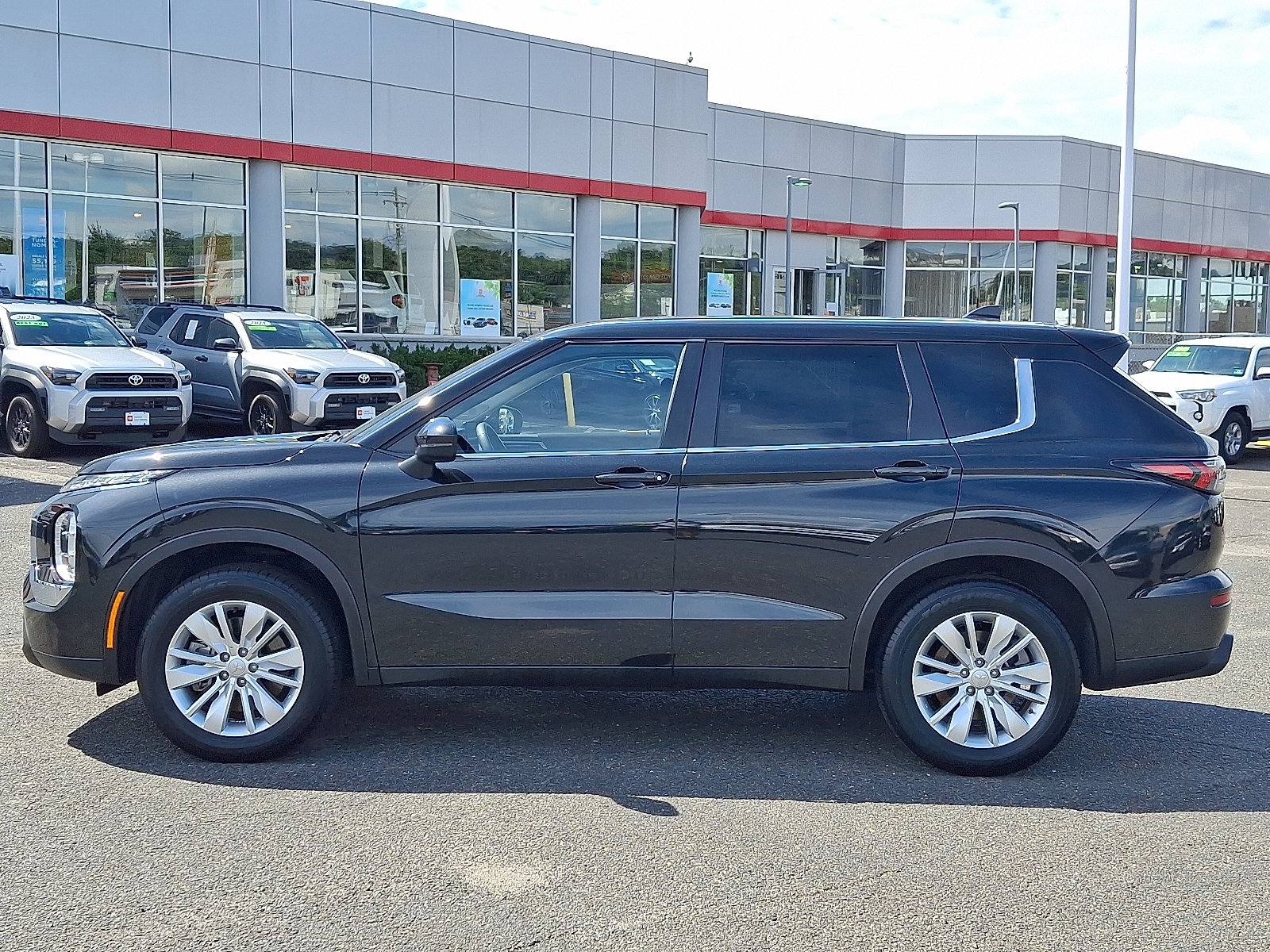 Used 2025 Mitsubishi Outlander ES AWD/4WD image 4