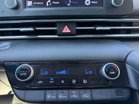 Used 2022 Hyundai Elantra SEL image 11