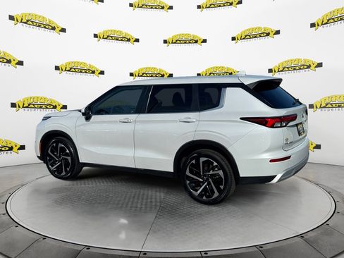 Used 2023 Mitsubishi Outlander SE FWD image 3