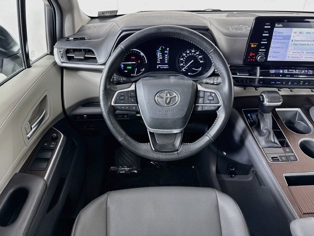 Used 2023 Toyota Sienna XLE AWD/4WD image 25