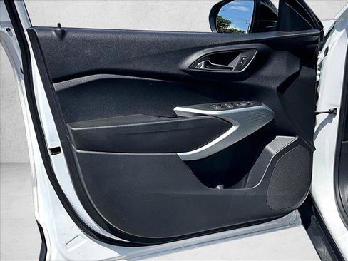 Used 2025 Chevrolet Trax RS w/ Sunroof Package FWD image 18