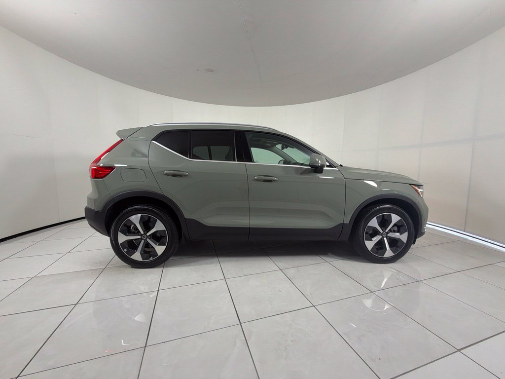 Used 2024 Volvo XC40 B5 Plus AWD/4WD image 4