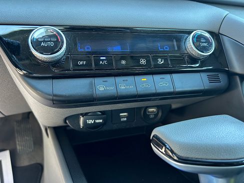 Used 2021 Hyundai Elantra SEL FWD image 16