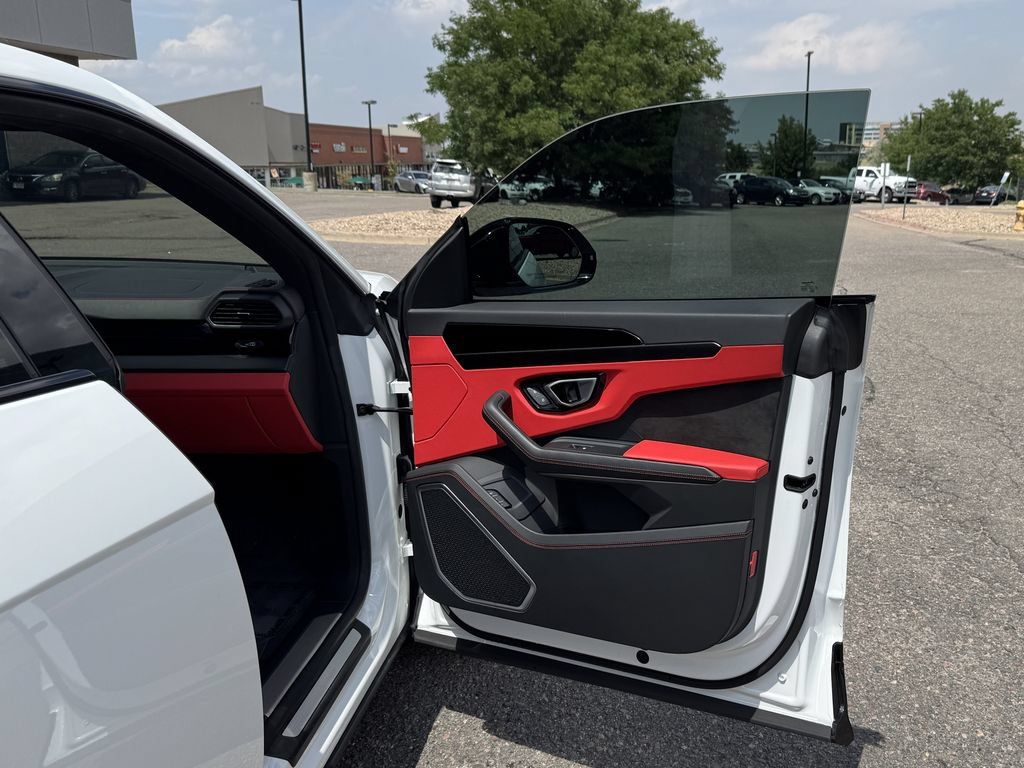 Used 2022 Lamborghini Urus AWD/4WD image 44