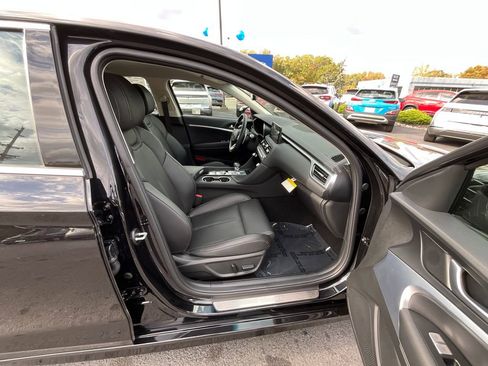 Used 2025 Genesis G70 2.5T image 37
