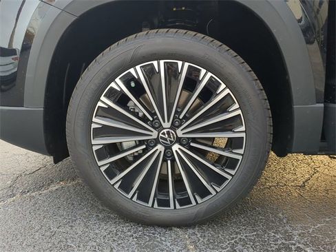 New 2025 Volkswagen Taos SE image 32