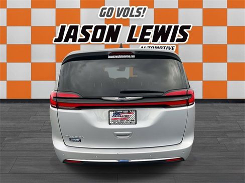 Used 2024 Chrysler Pacifica Touring-L image 5