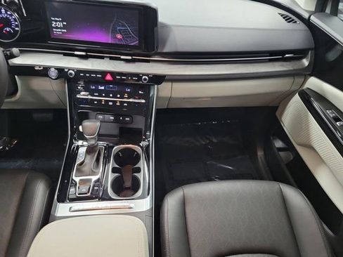 Used 2024 Kia Carnival EX FWD image 12