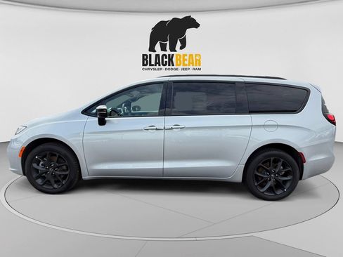 New 2026 Chrysler Pacifica Limited w/ S Appearance Package AWD/4WD image 6