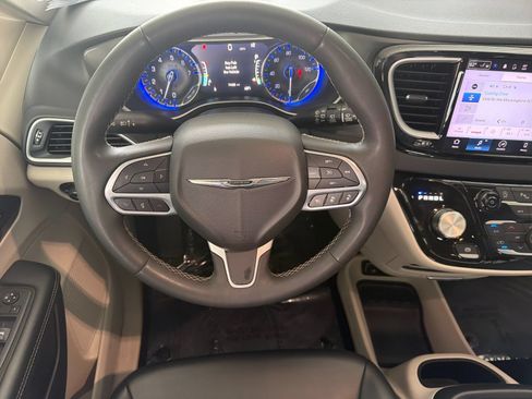 Used 2023 Chrysler Pacifica Touring-L FWD image 14
