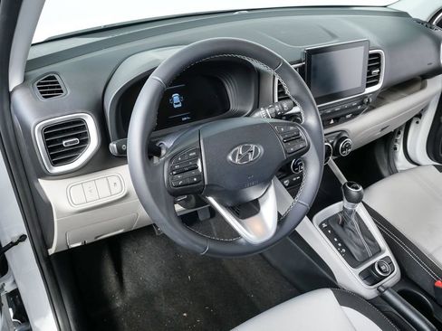 Used 2023 Hyundai Venue SEL image 7