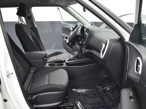 Used 2025 Kia Soul LX w/ LX Technology Package FWD image 19