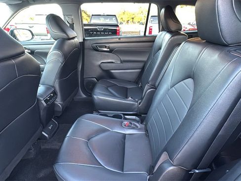 Used 2023 Toyota Highlander XLE image 24