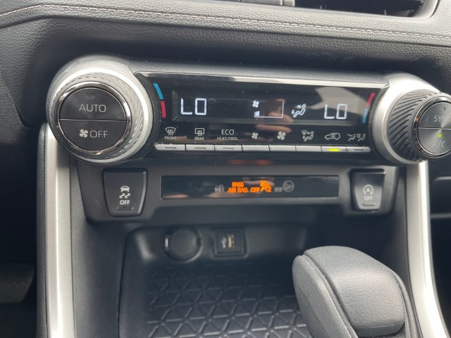 Used 2025 Toyota RAV4 XLE AWD/4WD image 19