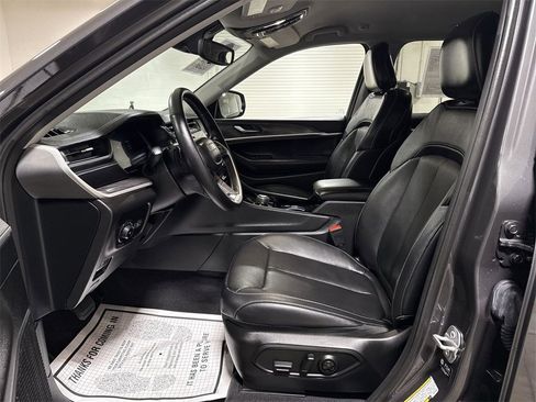 Used 2022 Jeep Grand Cherokee Limited image 19