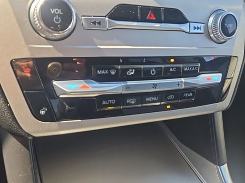 Used 2022 Ford Explorer XLT w/ Equipment Group 202A AWD/4WD image 22