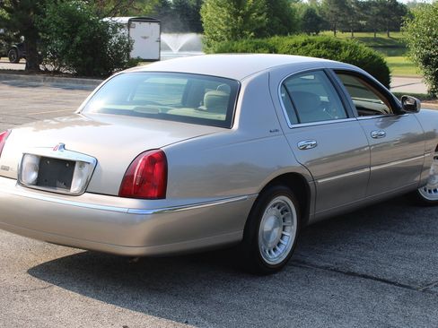Used 2002 Lincoln Town Car Executive RWD image 5