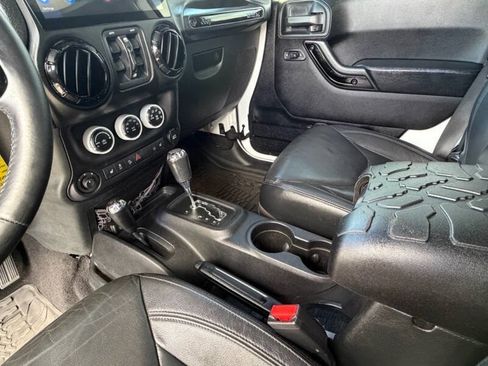 Used 2015 Jeep Wrangler Unlimited Sahara AWD/4WD image 16