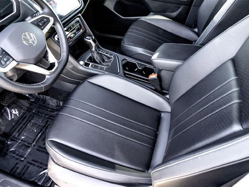 Used 2024 Volkswagen Tiguan SE image 14