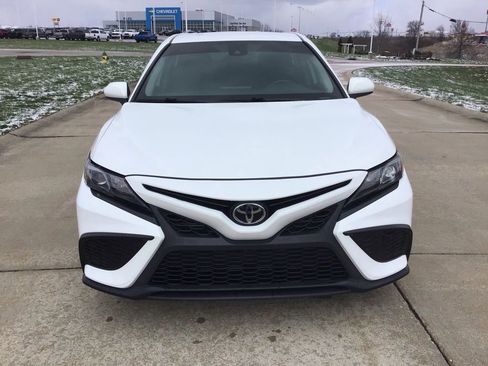 Used 2021 Toyota Camry SE image 2