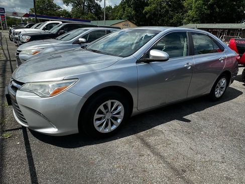 Used 2016 Toyota Camry LE image 1