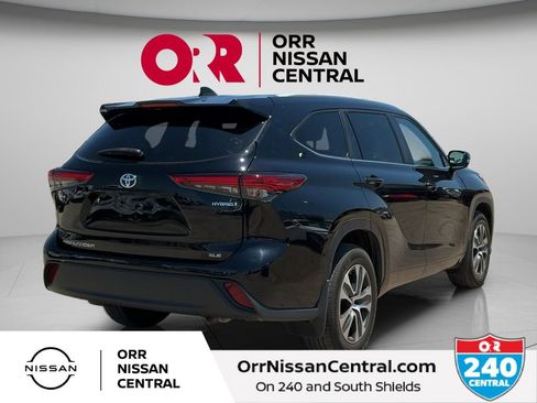 Used 2023 Toyota Highlander XLE AWD/4WD image 5