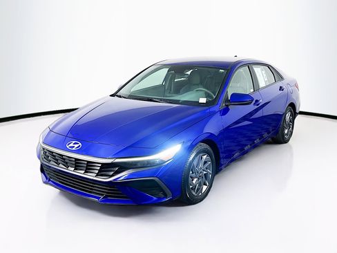 Used 2024 Hyundai Elantra SEL image 3