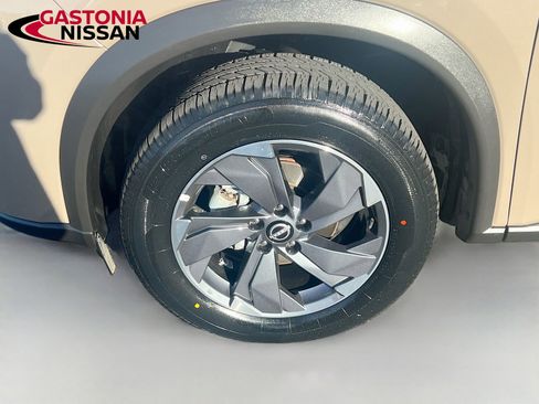 Used 2025 Nissan Rogue SV image 38