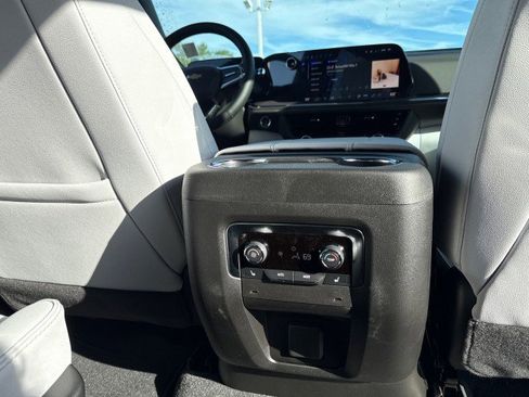 New 2025 Chevrolet Suburban Premier image 16