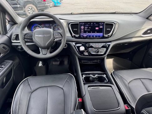 Used 2023 Chrysler Pacifica Limited w/ Uconnect Theater Family Group AWD/4WD image 5