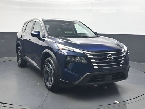 Used 2025 Nissan Rogue SV FWD image 2