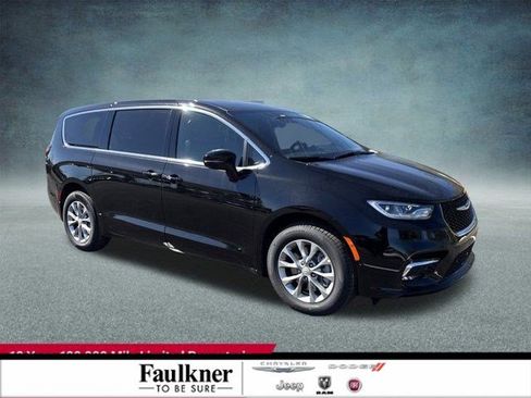 Used 2026 Chrysler Pacifica Select AWD/4WD image 1