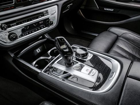 Used 2018 BMW 740i image 31