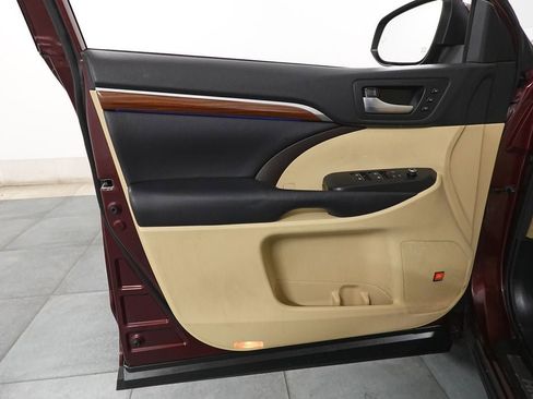 Used 2018 Toyota Highlander Limited Platinum w/ Carpet Mat Package (TMS) image 22