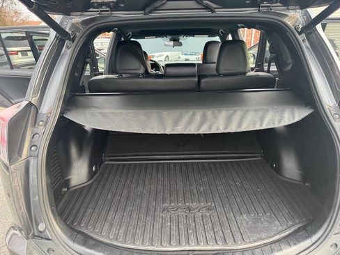 Used 2018 Toyota RAV4 SE image 13