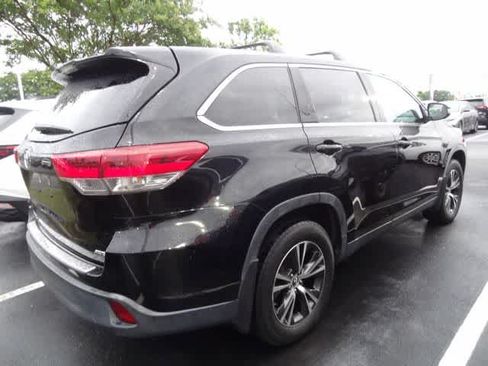 Used 2019 Toyota Highlander LE AWD/4WD image 4