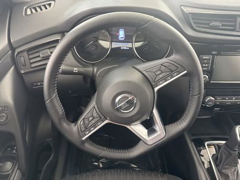 Used 2020 Nissan Rogue SV FWD image 23