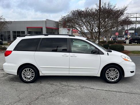 Used 2010 Toyota Sienna LE image 2
