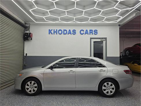 Used 2011 Toyota Camry LE FWD image 1