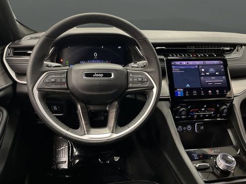 Used 2024 Jeep Grand Cherokee Limited image 5