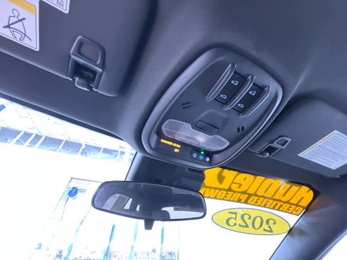 Used 2025 Chevrolet Trax RS w/ Sunroof Package FWD image 31