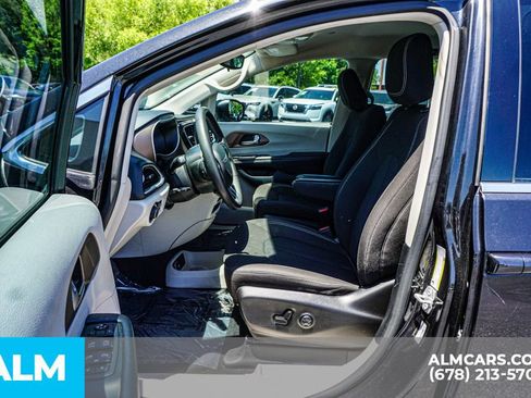 Used 2023 Chrysler Voyager LX FWD image 17
