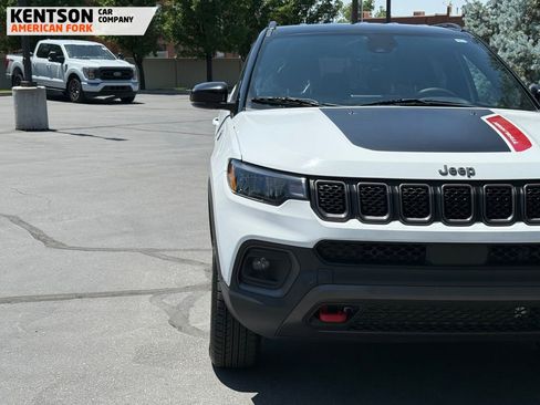 Used 2023 Jeep Compass Trailhawk image 14