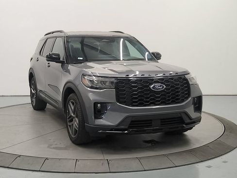 Used 2025 Ford Explorer ST-Line w/ ST-Line Street Pack AWD/4WD image 3