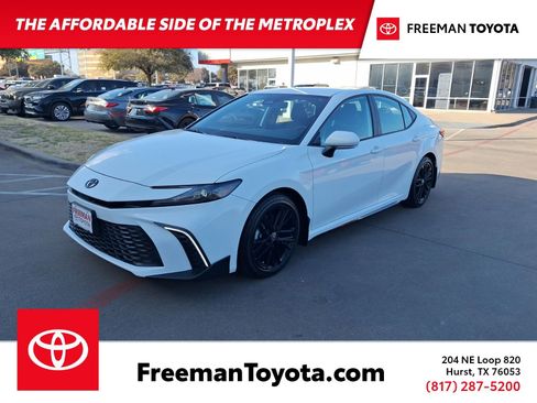 Used 2025 Toyota Camry SE image 1