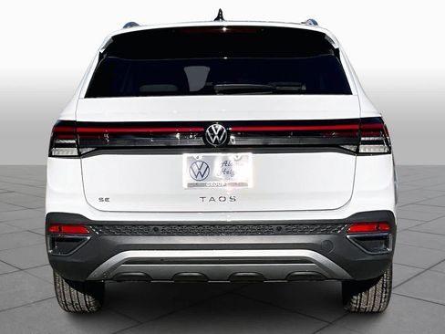 New 2026 Volkswagen Taos SE image 4
