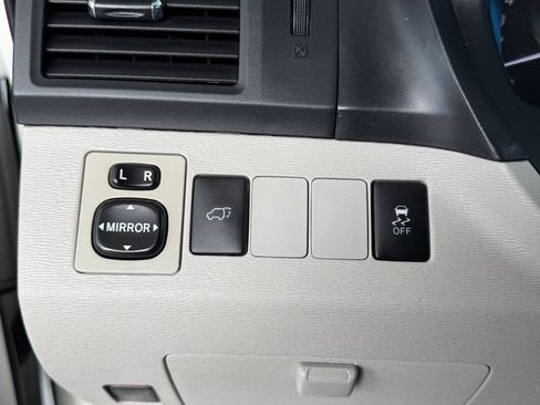 Used 2012 Toyota Venza LE w/ LE Convenience Pkg FWD image 16