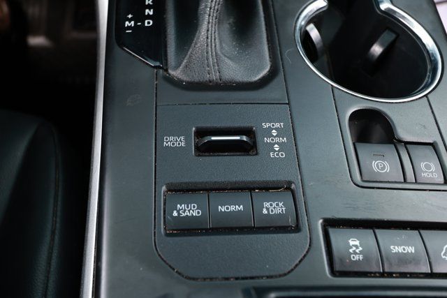 Used 2020 Toyota Highlander XLE AWD/4WD image 19