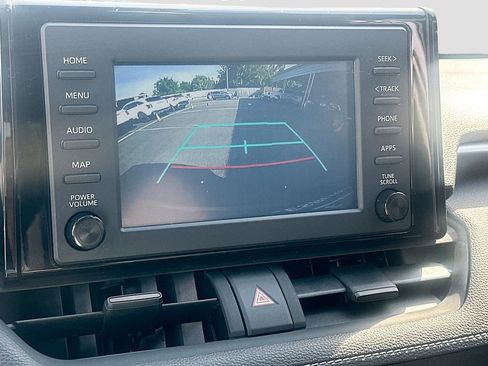 Used 2019 Toyota RAV4 LE FWD image 9